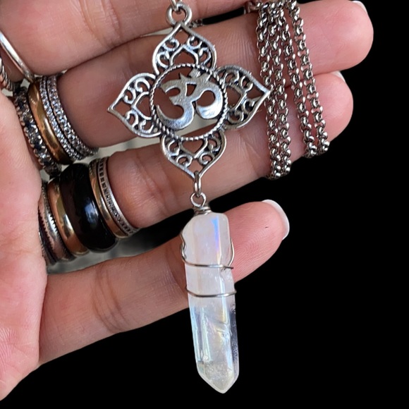Om sign Mandala flower charm & aura crystal - Picture 7 of 13